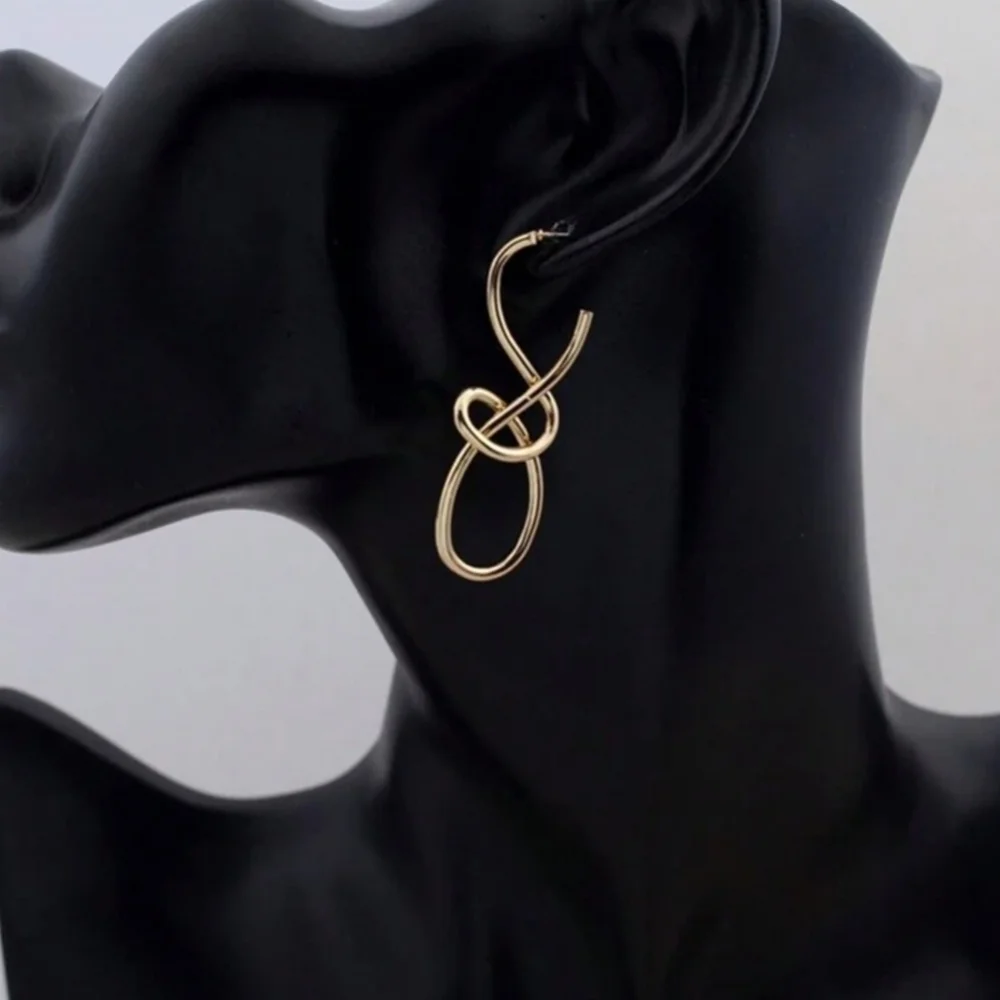 NEW‼️Elegant Knot Earrings
